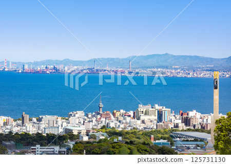 別府灣對面的別府和大分市中心 125731130