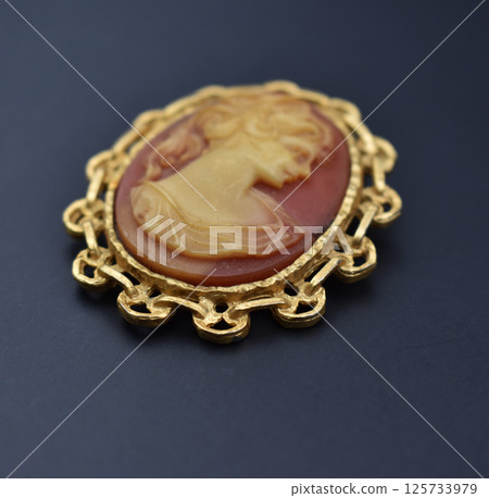 Elegant brooch with floral charm vintage style for women 125733979