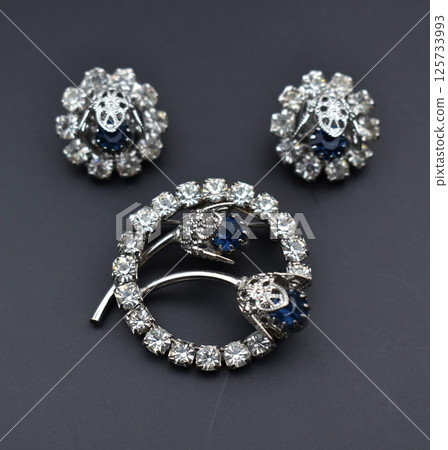 Romantic style brooch handmade floral look for women 125733993