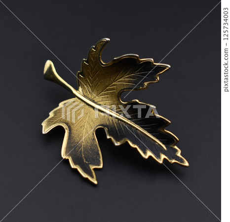 Elegant floral brooch flat product photo vintage for women 125734003