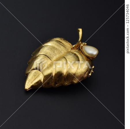 Product display vintage brooch floral design for women 125734046