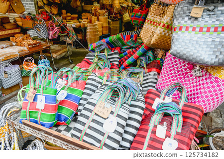 台灣台北 — 2025 年 5 月 3 日：台灣包款是迪化街的台灣傳統手袋。 125734182