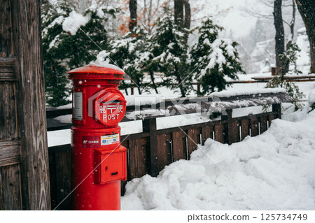 雪國裡被雪覆蓋的紅色信箱 125734749