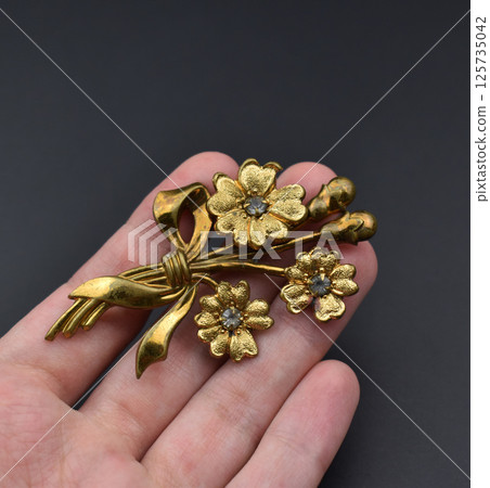 Brooch with romantic floral charm vintage look for women 125735042