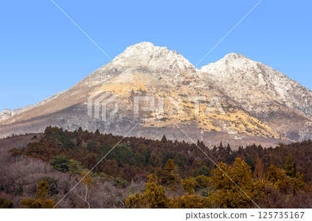 Yufuin in winter Snowfall and blue sky at Mt. Yufu Yufuin in winter Snowfall and blue sky at Mt. Yufu 125735167