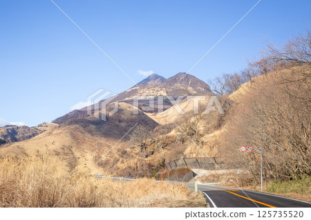 由布岳的冬季草原和山南公路 125735520