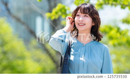 微笑的女人/女商人在戶外散步 微笑的女人/女商人在戶外散步 125735530