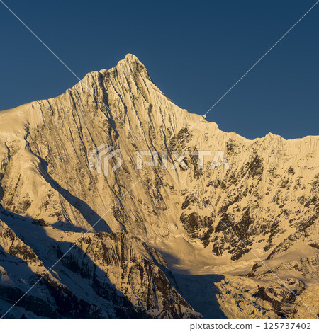 梅里雪山，中國雲南省德欽縣 - 清晨陽光下的卡瓦卡布峰頂 125737402