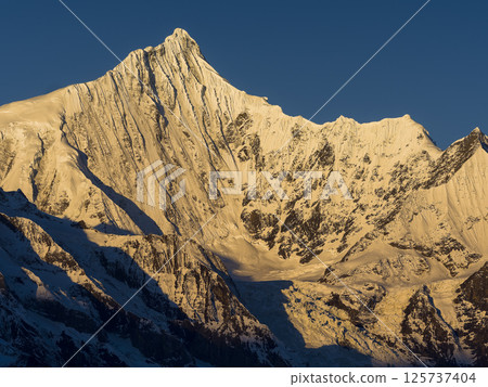 梅里雪山卡瓦卡布峰沐浴在清晨的陽光下，雲南，中國 125737404
