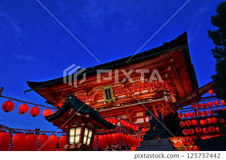 伏見稻荷大社正殿 - 祭當日晚間的風景 - 京都的夏日祭典 - 燈火通明的城門 - 京都的旅遊景點 125737442