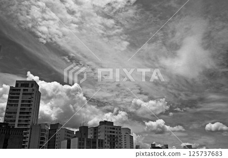 巴西聖保羅的夏日天空、雲彩和建築物 巴西聖保羅的夏日天空、雲彩和建築物 125737683