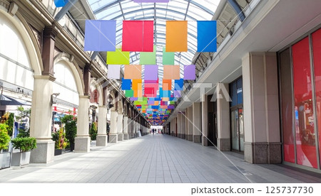 在購物商場懸掛橫幅 125737730