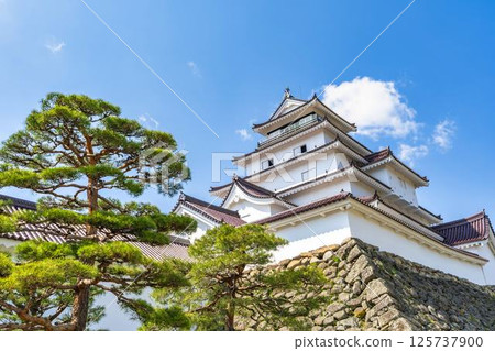 Blue sky and Tsuruga Castle (Aizuwakamatsu Castle) Aizuwakamatsu City, Fukushima Prefecture 125737900