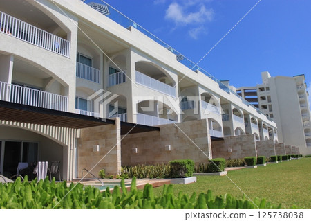 Cancun, Mexico's top resort loved around the world for its blue sea and pure white sand! All-inclusive hotel stay 125738038