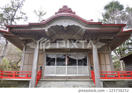 Photographing the grounds of Ishikura Inari Shrine in spring in Hakodate, Hokkaido 125738252