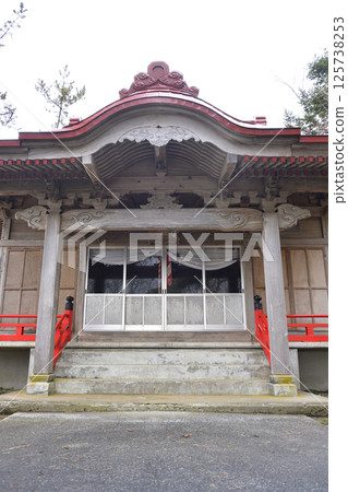 Photographing the grounds of Ishikura Inari Shrine in spring in Hakodate, Hokkaido Photographing the grounds of Ishikura Inari Shrine in spring in Hakodate, Hokkaido 125738253