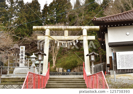 Photographing the grounds of Takaho Shrine in spring in Hakodate, Hokkaido 125738393