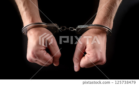戴上手銬的雙手特寫/對犯罪、約束和法律主題的真實描繪 125738479