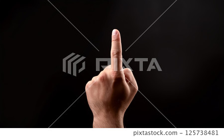 舉起食指的手部特寫/表示關注或靈感的簡單象徵性表達 125738481
