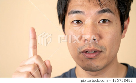 The impressive expression of a man giving an explanation 125738492