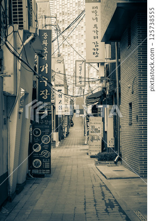 Alley scenery in Seoul: Insadong 125738555