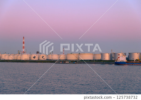 [Sunflower Sapporo: Industrial complex in front of the Tomakomai Ferry Terminal] 125738732