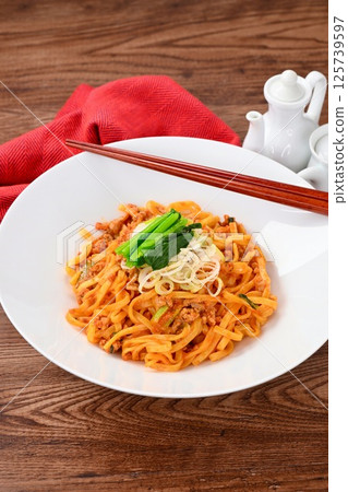 乾擔擔面，乾擔擔面，上面放著白洋蔥和菠菜。 125739597