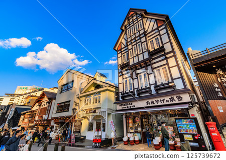 群馬縣草津町吾妻郡草津溫泉湯畑旁的土特產店 125739672