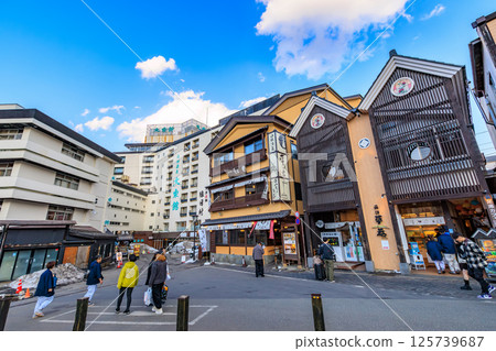 群馬縣草津町吾妻郡草津溫泉湯畑旁的土特產店 125739687