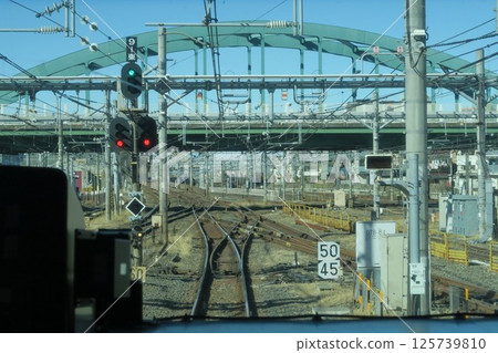 從JR大宮車站出發的宇都宮線列車駕駛座看到的景色 從JR大宮車站出發的宇都宮線列車駕駛座看到的景色 125739810