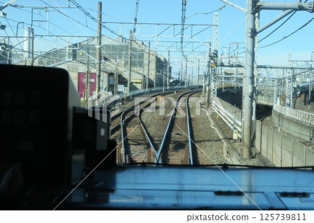 從JR大宮車站出發的宇都宮線列車駕駛座看到的景色 125739811
