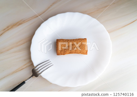 白盤子上的費南莎和叉子③ 125740116