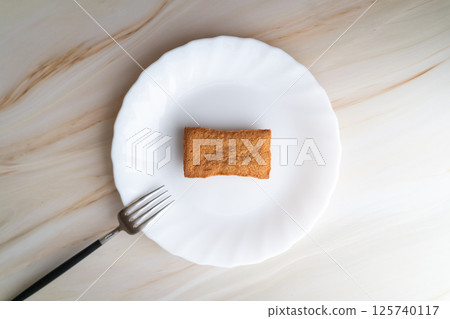 白盤子上的費南雪和叉子 ④ 125740117