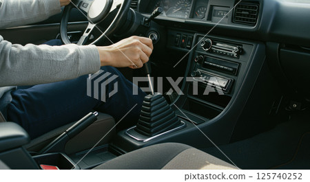 駕駛手排車的男人的手 125740252