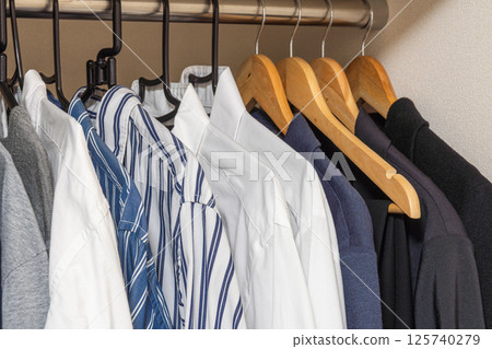 衣櫃裡的衣服 125740279