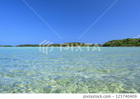 A spectacular beach where the sky and sea of Ishigaki Island come together 125740409