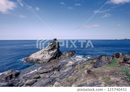 大神崎的廣闊自然和崎嶇岩石，石垣島的藍天和大海 125740431