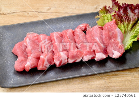 Note) This is raw meat that has not been heated or cooked. Pork thighs and thighs for yakiniku. Note) This is raw meat that has not been heated or cooked. Pork thighs and thighs for yakiniku. 125740561