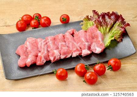 Note) This is raw meat that has not been heated or cooked. Pork thighs and thighs for yakiniku. 125740563