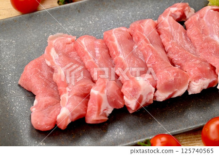 Note) This is raw meat that has not been heated or cooked. Pork thighs and thighs for yakiniku. Note) This is raw meat that has not been heated or cooked. Pork thighs and thighs for yakiniku. 125740565