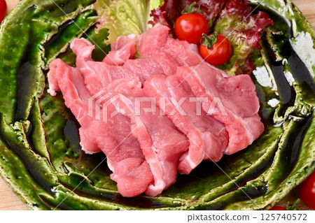Note) This is raw meat that has not been heated or cooked. Pork thighs and thighs for yakiniku. Note) This is raw meat that has not been heated or cooked. Pork thighs and thighs for yakiniku. 125740572