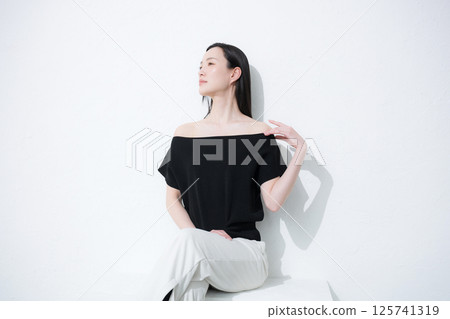 Beauty and beauty image of a beautiful woman with a beautiful décolletage Beauty and beauty image of a beautiful woman with a beautiful décolletage 125741319