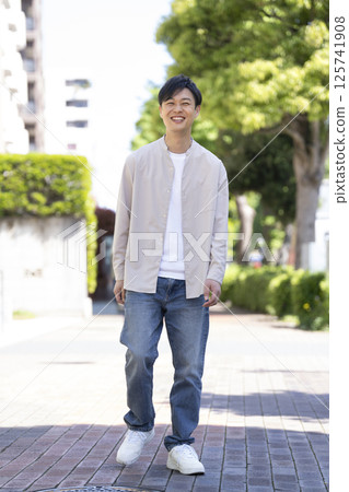一名 40 歲左右的男子對著鏡頭微笑 一名 40 歲左右的男子對著鏡頭微笑 125741908
