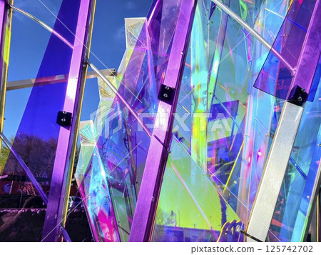 Vibrant Iridescent Panels in Sunlit Geometric Motion 125742702