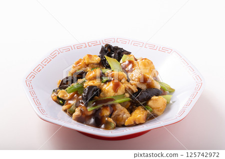Pork and egg stir-fry with oyster sauce Pork and egg stir-fry with oyster sauce 125742972