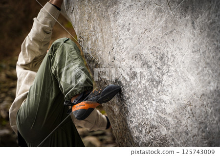 攀岩時踩到岩石的人 125743009