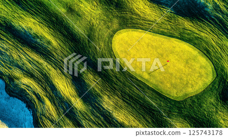 美麗的高爾夫球場的鳥瞰圖 美麗的高爾夫球場的鳥瞰圖 125743178