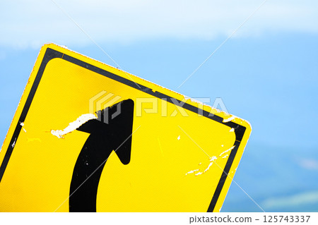 美麗風景中的右彎標誌 125743337