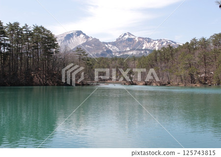 福島縣裡磐梯、五色沼湖、毗沙門湖和磐梯山 福島縣裡磐梯、五色沼湖、毗沙門湖和磐梯山 125743815