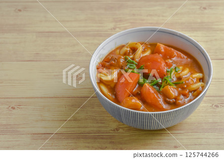 Tomato curry udon Tomato curry udon 125744266